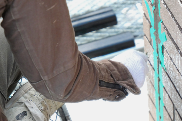 付帯部、細部の塗装をしている様子