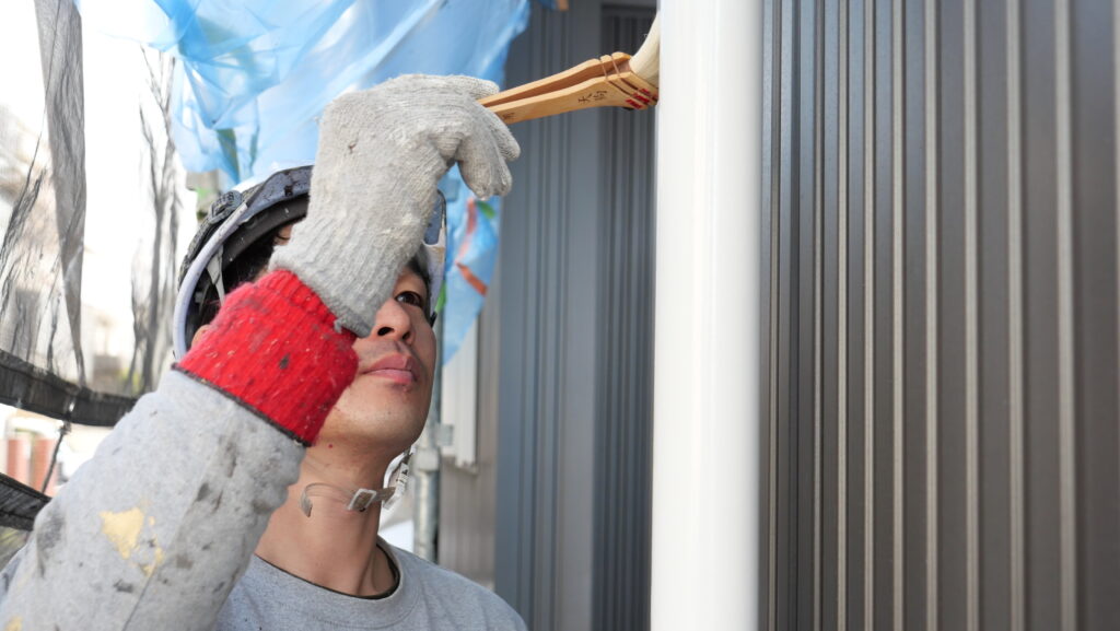 彩匠ペイントスタッフによる付帯部塗装の様子